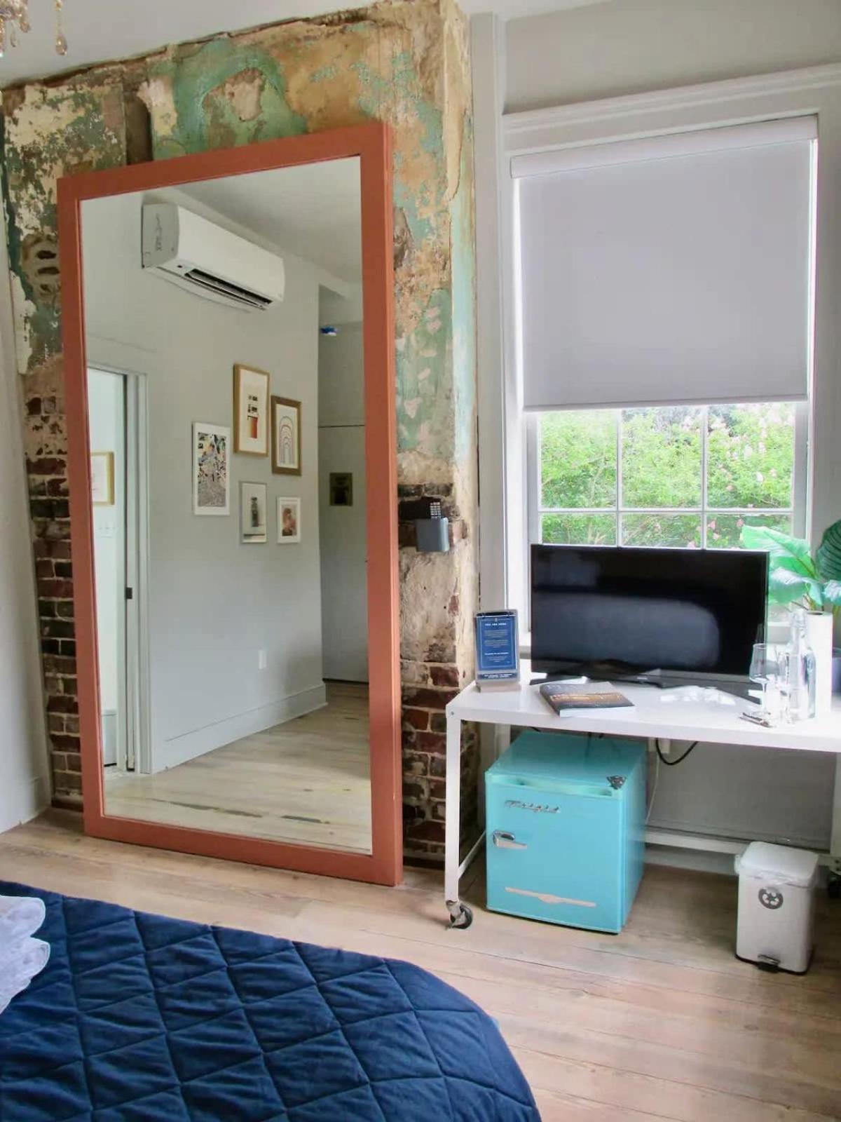 Queen 3rd Floor Downtown Sleeps 2 Savannah
